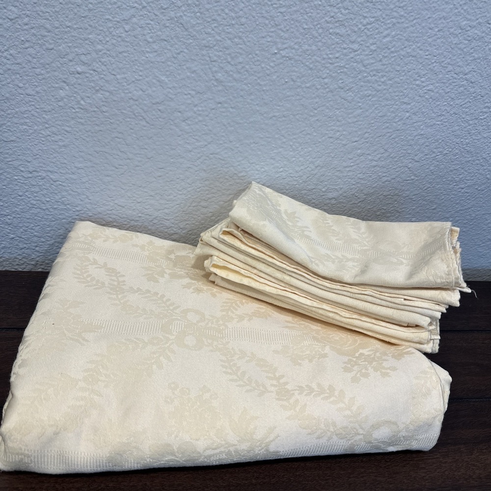Waterford Luxury Round Tablecloth (84")& 10 Napkins (18x18) RN77104 Gold/yellow